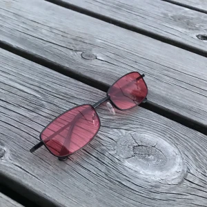 Röda solglasögon - Snyggare solglasögon hittar man inte. Perfekt till ngn eboy eller egirl