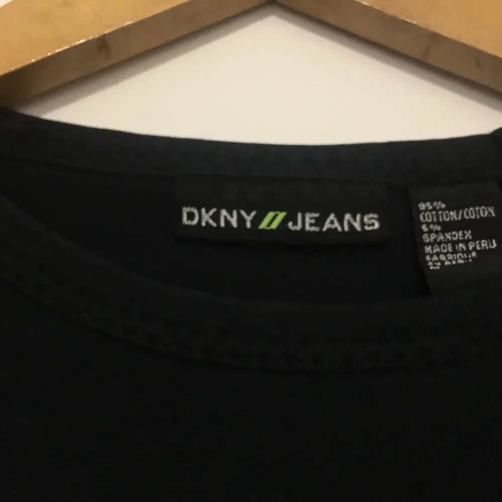 Tight långärmad DKNY-tröja inköpt för ett tag sen på humana. Toppar.