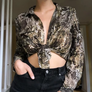 Snakeprint skjorta - Snakeprint-skjorta i storlek M, jättefint skick!! 100 kr eller budgivning i kommentarerna. Kund står för frakt💚
