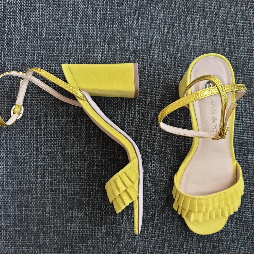 NEW !!! Lime yellow sandals with block heel - original price 649kr - size 38. Skor.