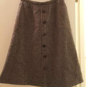 This is a vintage thick skirt in excellent condition. One of pictures has shown how the material looks like.
100%wool, made in France.
I'm161cm tall and the skirt is just over my knees if I wear it as high waist style.