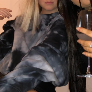 Sweatshirt - Supersnygg sweatshirt med tie-dye mönster inköpt för ca 1 år sedan! Använd fåtalet gånger, men säljer nu för att den inte kommer till användning tyvärr! Storleken är One Size, jag har normalt 34-36 och på mig satt den over-sized, men den passar dom flesta skulle jag säga! Dm:a vid intresse! Frakt tillkommer💕