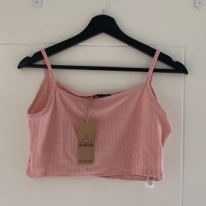 Rosa top - Söt rosa crop top från boohoo. Aldrig använd (prislappen kvar!) Jätte bra skick. Köparen står för frakten :)