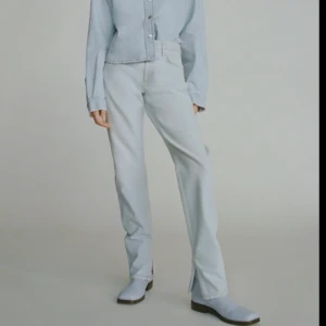 Zara jeans - Ett par helt slutsålda zara jeans i storlek 34 använda ett fåtal gånger men känner att de är lite för små, så skulle även kunna tänka mig att byta till 36 eller 38💕💕 buda på