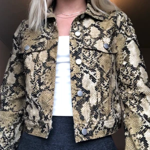 Snakeprint jacka - En cool jacka med snakeprint som tyvärr kommit för få gånger till användning av mig (använd 1 gång). Jackan är i storlek 32 men passar mig som har 34/36 perfekt! Inköpspris 400kr. Köparen står för frakt/kan mötas i lund💕