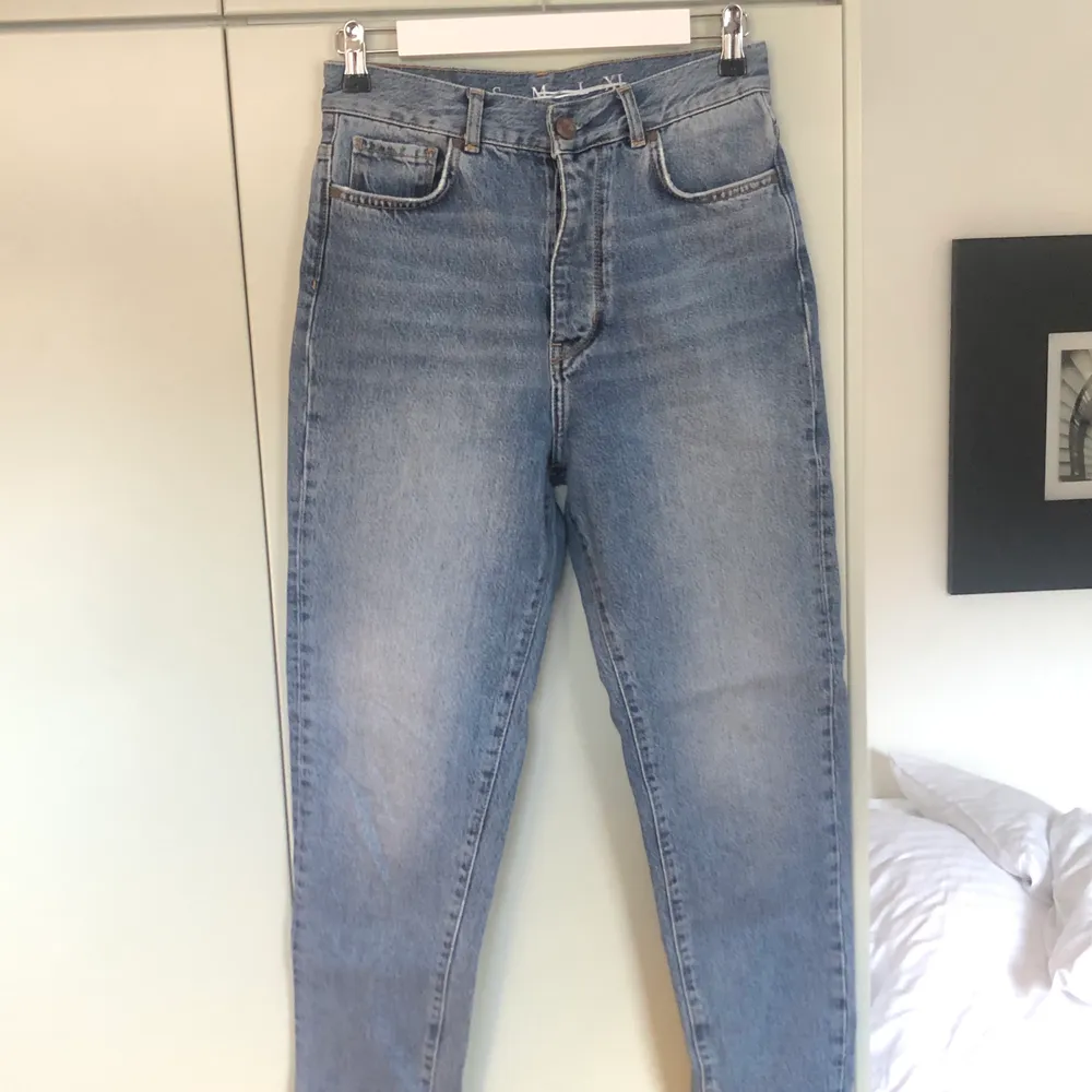 Mom-jeans i storlek S. Från BikBok . Jeans & Byxor.