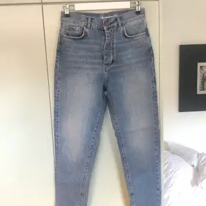 Mom-jeans i storlek S. Från BikBok 