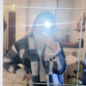 Zara jacka storlek S - Skjort jacka i färg blå från zara storlek S. Använd ca 2 ggr så gott som ny.