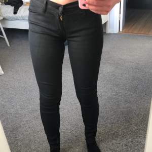 Ett par fina nästan oanvända låga svarta levi’s jeans.  Jeansen är snyggt avklippta längst ned. Köparen står för frakt, kan mötas i lund!