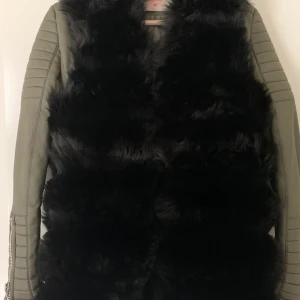 Pälsväst - Pälsväst från Chelsea storlek 34 aldrig använd, original pris 499kr säljes för 250kr 