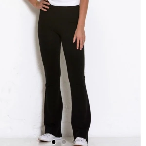 Bootcut leggings - Säljer ett par helt nya bootcut leggings från lager 157. Lapp finns kvar! Storlek S. Det är leggings material så stretchigt! Högmidjade! 