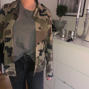 Militärjacka - Militärjacka i storlek S. Perfekt höstjacka!