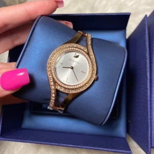 Swarovski klocka - Såå fin swarovski klocka älskar den verkligen så vill se hur intresserade folk är, den är köpt på swarovski i Stockholm och alla tillbehör finns med ink boxen och kvitto, skriv om ni har frågor<3