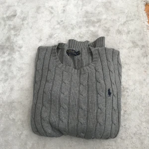 Ralph Lauren tröja kabelstickad - Köpt på zalando.com för 1295kr, knappt avänd/mycket bra skick 