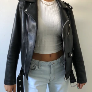 Skinnjacka - Jättefin oversized skinnjacka från pull and bear😝  relativt ny och i bra skick!💕 storlek S från killavdelningen (högsta bud just nu 450)