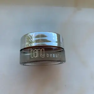 En jättefin cream highlighter från Bang Beauty. Jag har såklart aldrig använt den och den är lite ljusare i verkligheten än på bilden. Originalpris; drygt 190kr. Köparen står för frakten (: