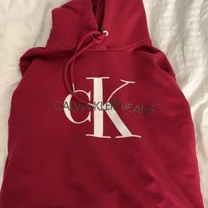 En calivin Klein hoodie slm aldrog kmr till anvöning, så tänkte sälja den aldrig använd och originalpris va 999kr säljer den endast för 299💓💓