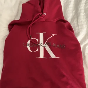 Calvin Klein hoodie - En calivin Klein hoodie slm aldrog kmr till anvöning, så tänkte sälja den aldrig använd och originalpris va 999kr säljer den endast för 299💓💓