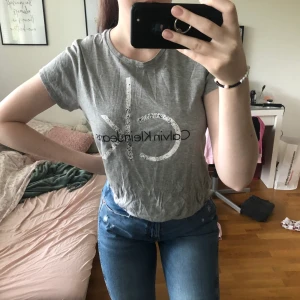 Calvin klein t-shirt - Grå t-shirt, aldrig använd, allt kommer alltid nytvättat och strykt vid behov