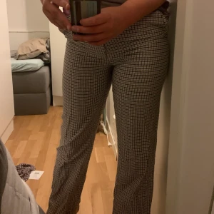 Rutiga vintage kostymbyxor  - Rutiga kostymbyxor från WHYRED i storlek 40! :) 