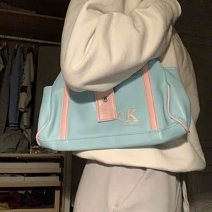 Väska - Jättefin väska som jag överväger att sälja då den inte riktigt är min stil. Köpt här på plick. Buda i kommentarerna ❤️