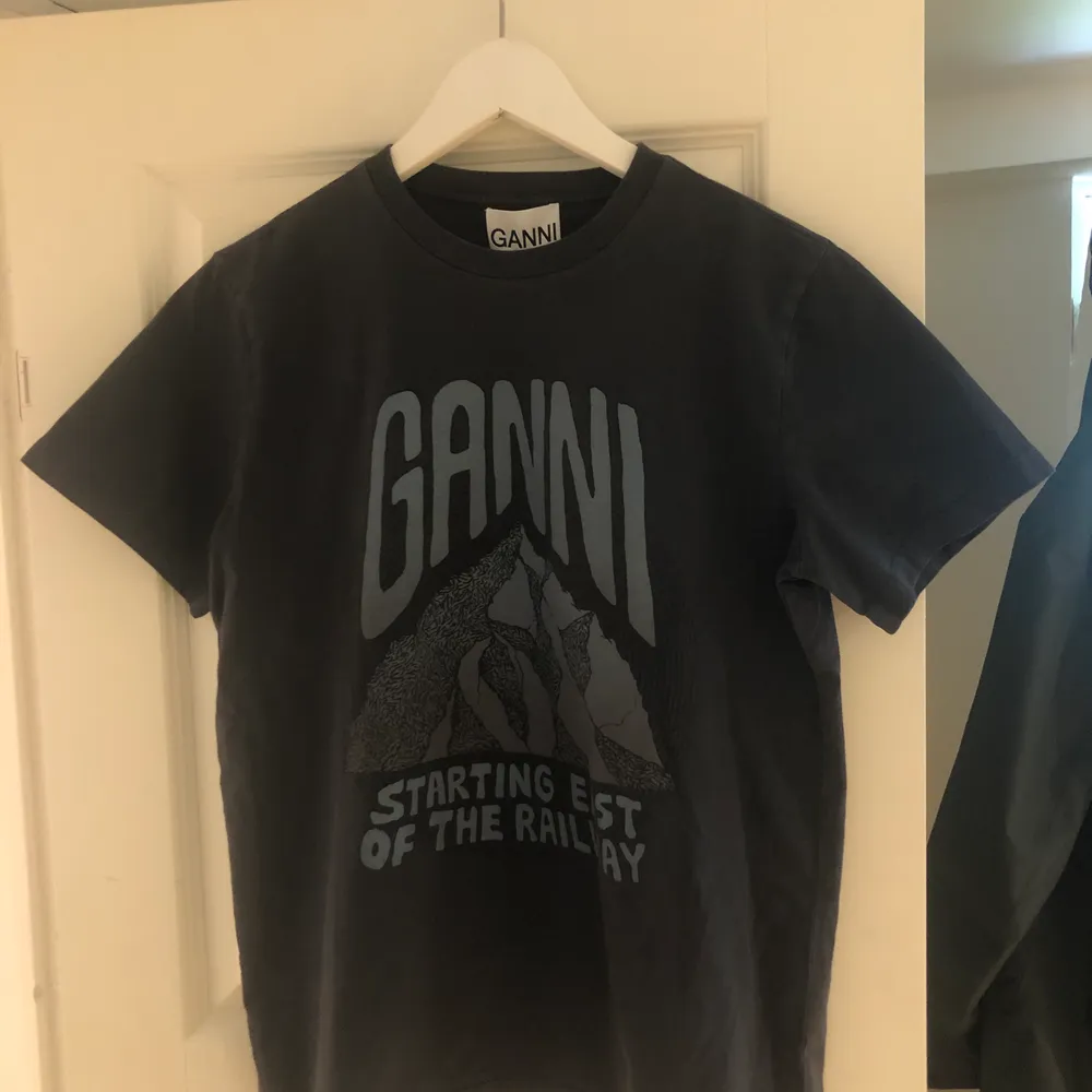 Snygg T-shirt från Ganni, aldrig använd. Original pris: 845 kr. Högsta bud ligger på 600 kr. T-shirts.