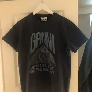 Snygg T-shirt från Ganni, aldrig använd. Original pris: 845 kr. Högsta bud ligger på 600 kr