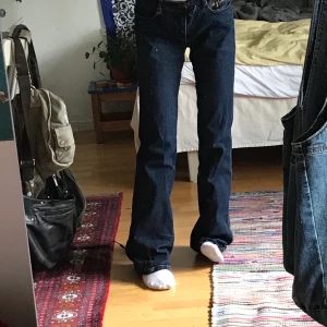 Only jeans  - Superfint skick men kommer tyvärr inte till användning. Jag är ca 160-163. På lappen står det storlek 40 men jag har storlek S, väldigt stretchiga så tror de passar bra på de flesta! Två knappar så att man kan välja storlek i midjan. Möts gärna upp annars står köparen för frakt💕