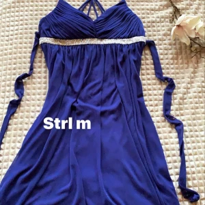 Blå klänning - Säljer en knappt använd klänning. Sitter jätte fint på.