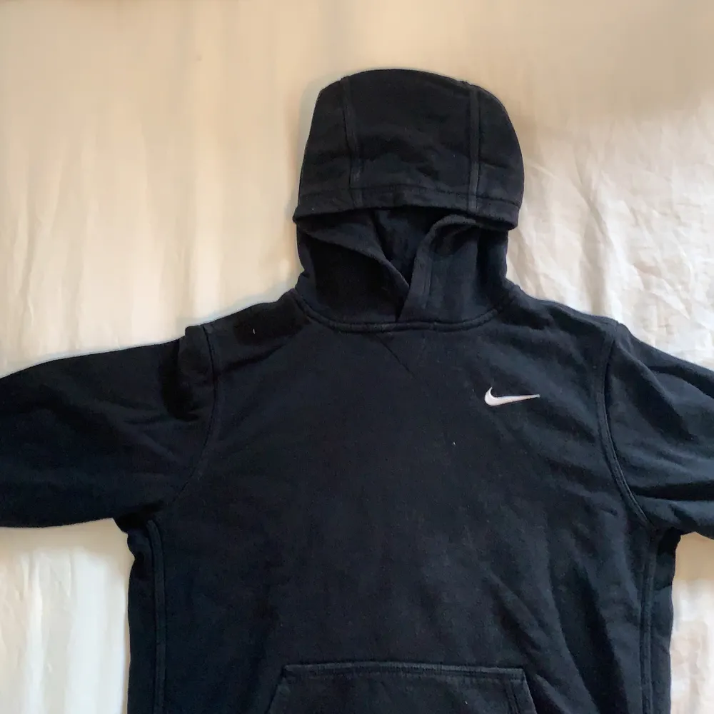 Svart Nike hoodie, relativ bra skick använt hyfsat mycket, dock väldig skön och passar till de flesta plagg, strl S . Hoodies.