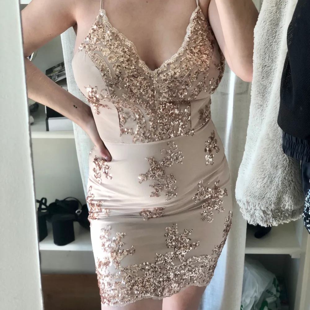 Säljer denna klänning som jag köpte för några år sen från Wish ✨ Det står att det är storlek M men tycker personligen att den ligger mellan S och M! Frakt tillkommer . Klänningar.