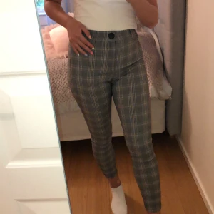 Zara kostymbyxor  - Stretchiga kostymbyxor från Zara. Använt vid få tillfällen. Frakt tillkommer.