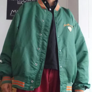 Oldschool Levi bomberjacka - Megacool bomberjacka från LeviStrauss! Oversized & vattentät med orangea detaljer. Funkar prima som höstjacka. Säljs pga ingen använding. Skriv om du har några frågor! Möts upp i Sthlm innerstad.