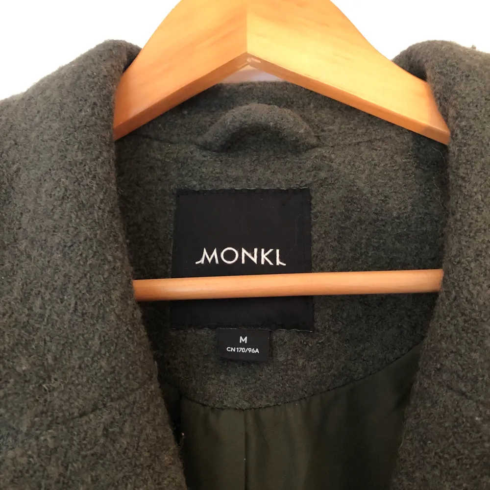 ”Monki classic double-breasted coat” Skogsgrön, storlek: M. Köpt nov 2019, nypris: 700 kr. Sparsamt använd, fint skick!. Jackor.