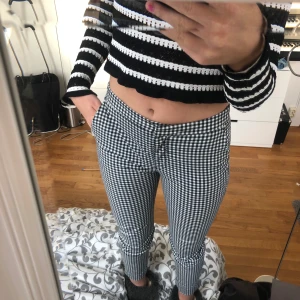 Rutiga byxor zara - Rutiga kostymbyxor från zara, köpta förra sommaren, som inte kommer till användning längre. För att avgöra längden är jag 165cm. Fint skick. Köparen står för frakten. 