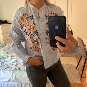 Jätte söt Blommig blus - Jätte söt blommig blus från ZARA i storlek M (sitter som en S) Modellen finns ej kvar i butik! Frakt tillkommer 