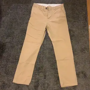 Fina Beiga Chinos från weekday, Fit: Relaxed/Wide, Condition 9/10.