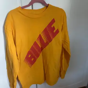 en gul långärmad billie merch köpt vid i sthlm 29de juni i samband med att hon spelade på lollpalooza. strl men passar mindre och större. tröjan är endast använd 1 gång så i perfekt nytt skick. köparen står för frakten eller så möts vi upp i uppsala😊