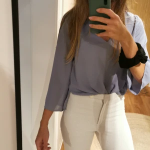 Blus - Blus i blå/lila färg från gina tricot. Storlek 36. Skickas mot fraktkostnad. 