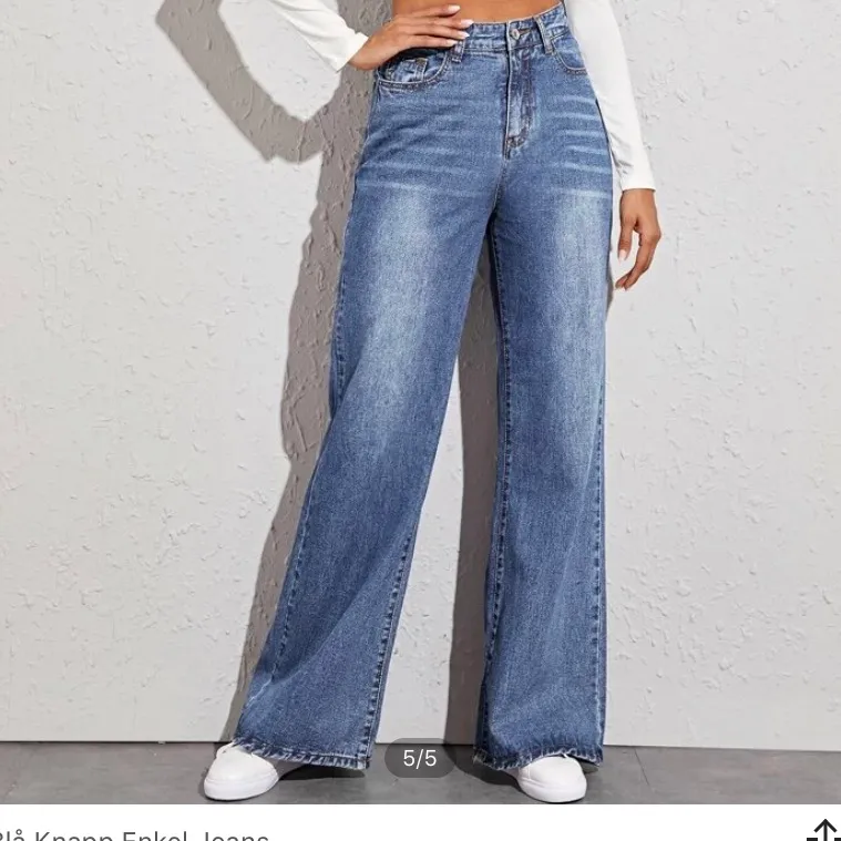 ett par blåa wide jeans från shein i storlek xs men skulle säga att dom är mer som en small eller medium. pris: 269kr inklusive frakt. oanvända pga för stora💞. Jeans & Byxor.