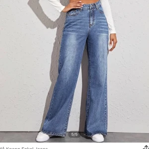 jeans från shein - ett par blåa wide jeans från shein i storlek xs men skulle säga att dom är mer som en small eller medium. pris: 269kr inklusive frakt. oanvända pga för stora💞