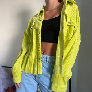 Jacka - En lätt neongul jacka för höst och vår. Skit snygg som fräschar upp outfitten. Har klippt där nere då den var för lång men annars som ny. 