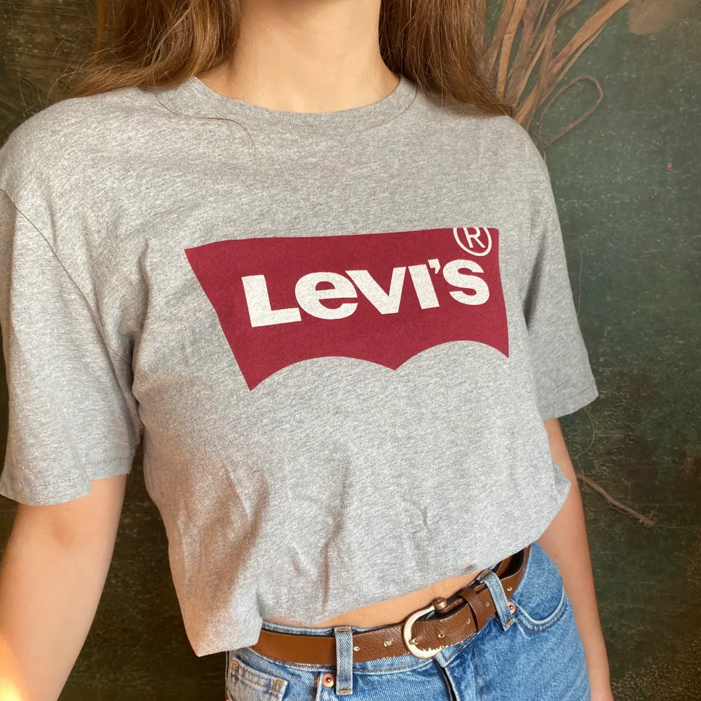 En sjukt snygg levi’s T-shirt! Knappast använd och precis i nyskick🤩💖 Storleken är M, som ni ser på bilden är den lika snygg att vika upp. *Modellen på bilden har vanligtvis xs/s*. Orginal pris:300kr. Vårt pris: 80kr:) Fynda en perfekt T-shirt och spara 220 spänn! Gör en tjänst för miljön och din plånbok😉💖. T-shirts.