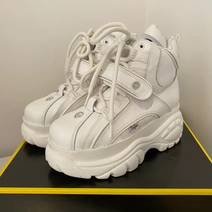 Buffalo - High white  - Höga Buffalo skor. Använda max 3 gånger. Köpta för 2000kr 