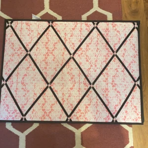 Inredning  - En fin tavla från IKEA man kan sätta upp foton på. Bra skick (aldrig använt). Fint detaljerat med rosa o vita blommor. Ganska stor.