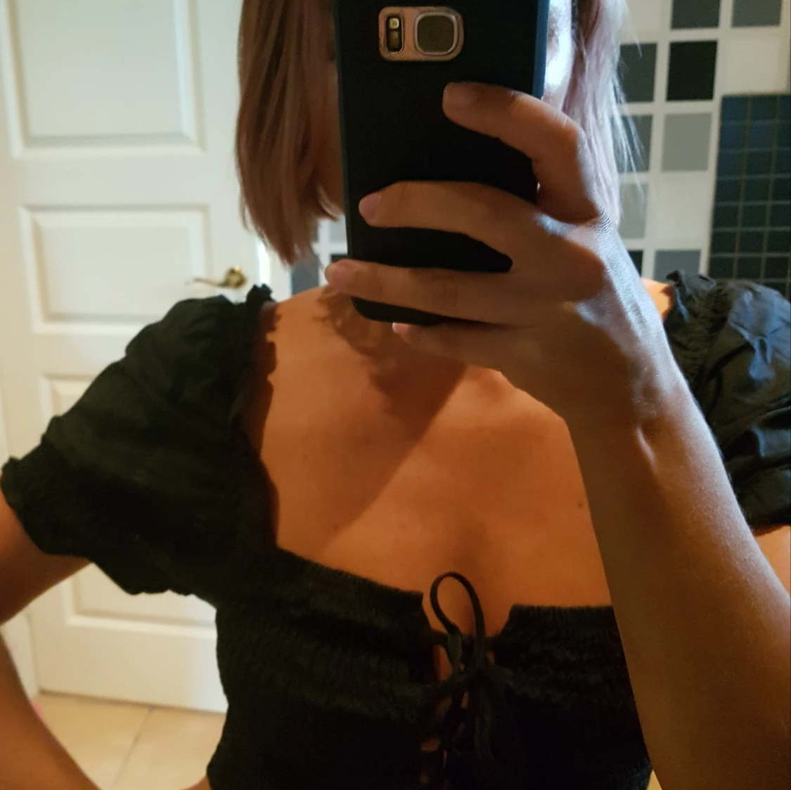 Stretchig klänning med puffärm - 90