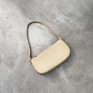 Baguette väska från Bianca Ingrosso  - En baguette väska som Bianca Ingrosso har designat! Helt ny med lappar kvar! Nypris 599kr jag säljer för 300kr. Kan mötas upp i centrala Stockholm eventuellt frakta ( köparen står för frakt) 