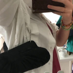 second hand väska - jag köpte den här på en thrift store. den är fin och passar till allt