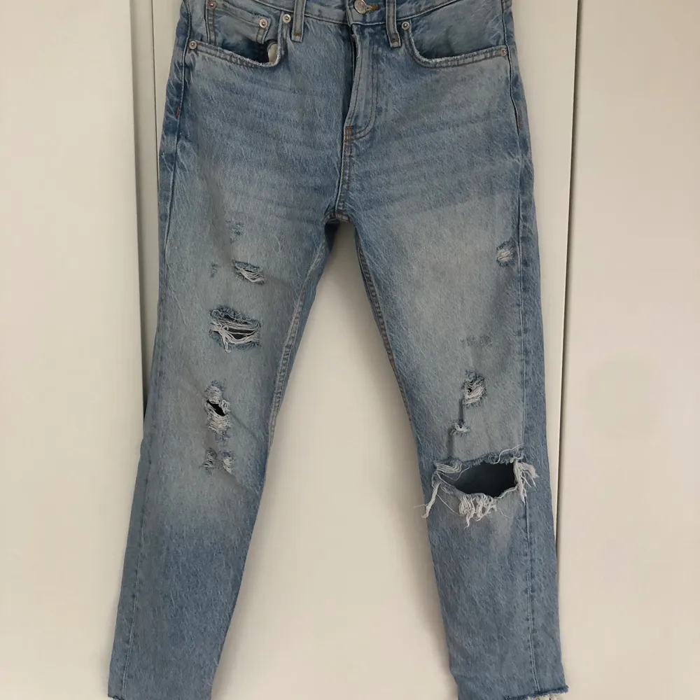 Jag säger mina Zara jeans eftesom de inte kommer till användning. De är använda en gång men har tvättat de två gånger för jag ville krympa de en aning. Sitter som vanliga 34. Hör av om du önskar fler bilder🤩. Jeans & Byxor.