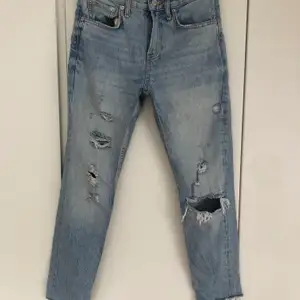 Jag säger mina Zara jeans eftesom de inte kommer till användning. De är använda en gång men har tvättat de två gånger för jag ville krympa de en aning. Sitter som vanliga 34. Hör av om du önskar fler bilder🤩